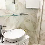 Luxury Retreat- 2-bedroom, 2-bath Апартаменти