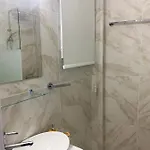 Апартаменти Luxury Retreat- 2-bedroom, 2-bath