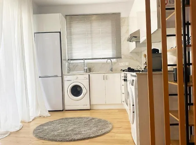 Luxury Retreat- 2-bedroom, 2-bath * 尼科西亚